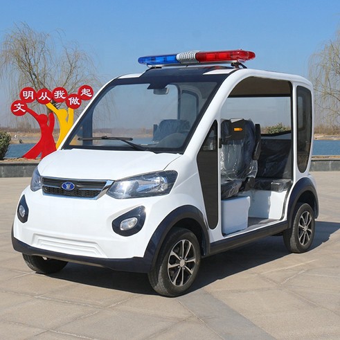 Garer une mini voiture de patrouille électrique